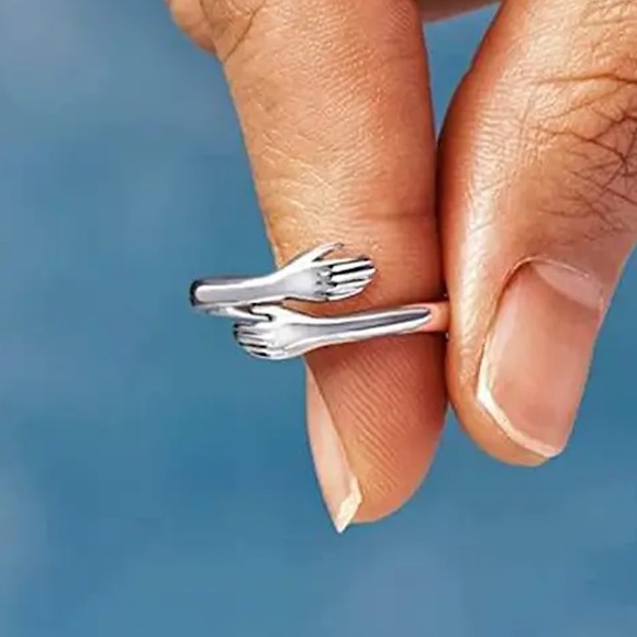🔵𝟲𝟱%𝗢𝗙𝗙 𝗯𝘂𝗻𝗱𝗹𝗲𝘀 𝟯+🔵 NEW Hugging Arms Adjustable Ring - Picture 4 of 13